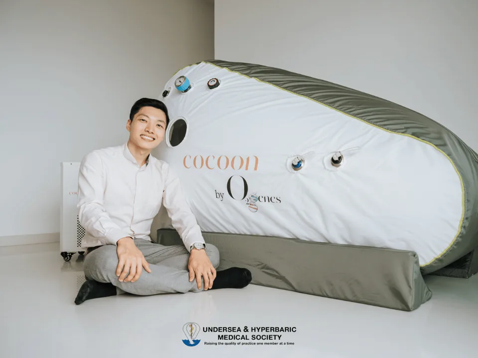 Dr Josh Lim 与 O2genes 高压氧舱