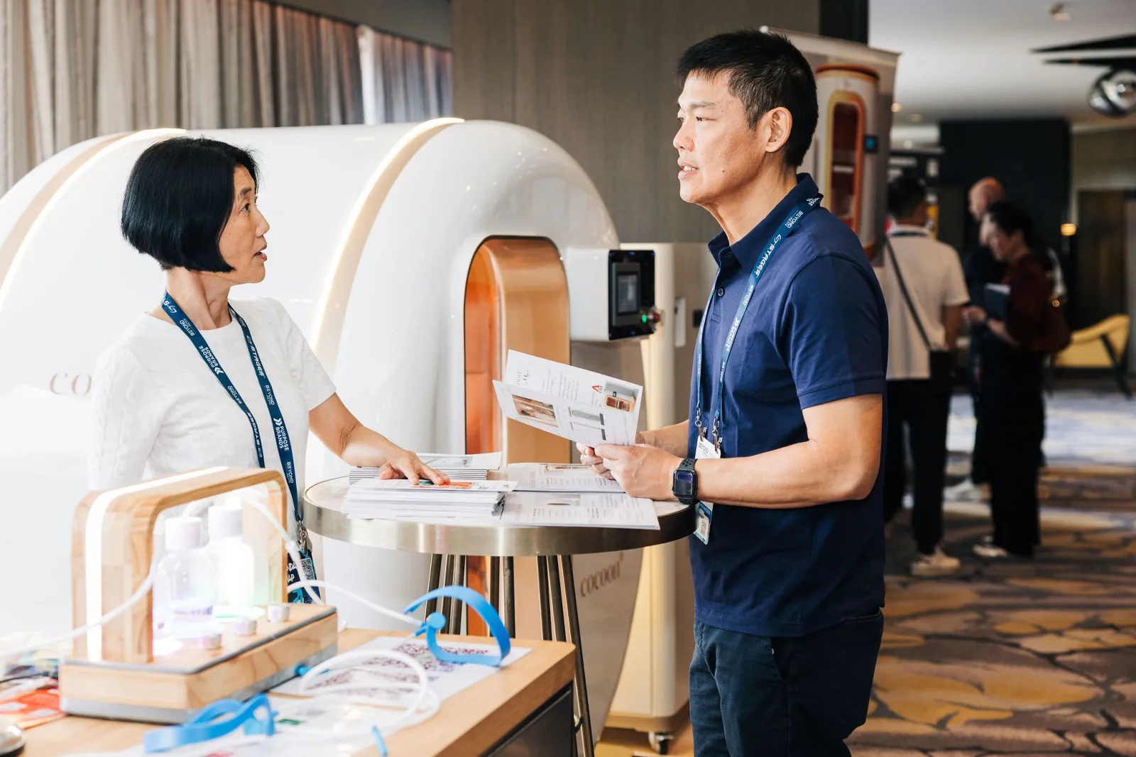 An O2genes product consultation beside a Hard Shell HBOT cocoon®