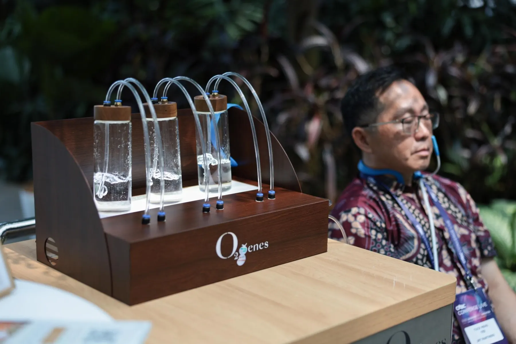 客人在 O2genes 香芬氧气吧使用耳机