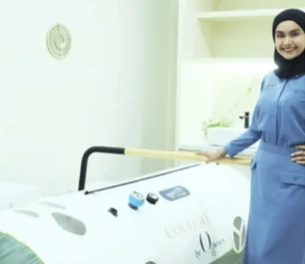 Dr Putri Wulandari with an O2genes HBOT cocoon® at ALCHA Integrative Medical Centre